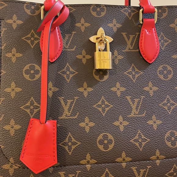 LV Tote 🔥SOLD🔥 - Picture 3 of 16